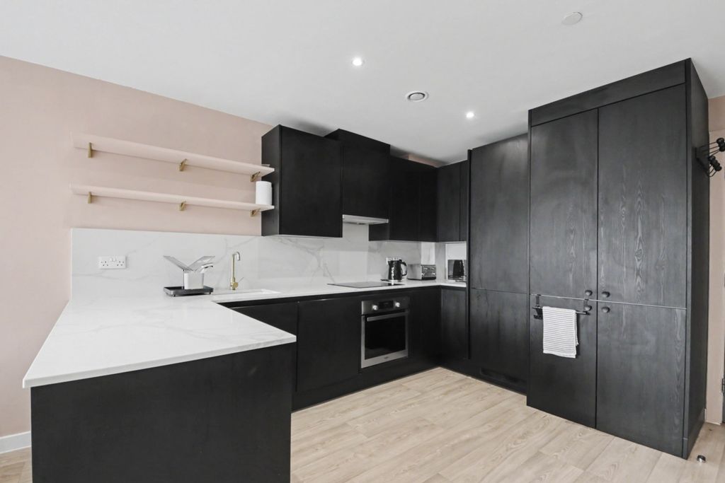 Property photo 2 of 13 F30F7428-9F14-40A3-B92F-1469521Da0B6
