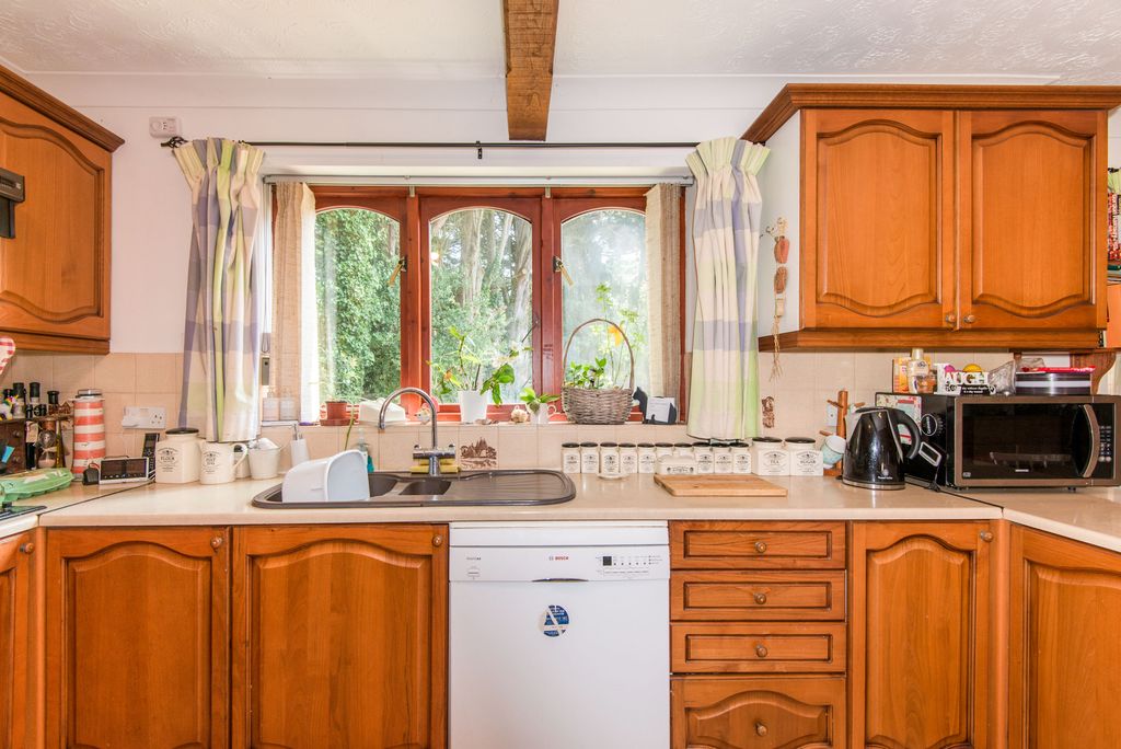 Property photo 3 of 8 84240E50-Ecdf-40B7-9