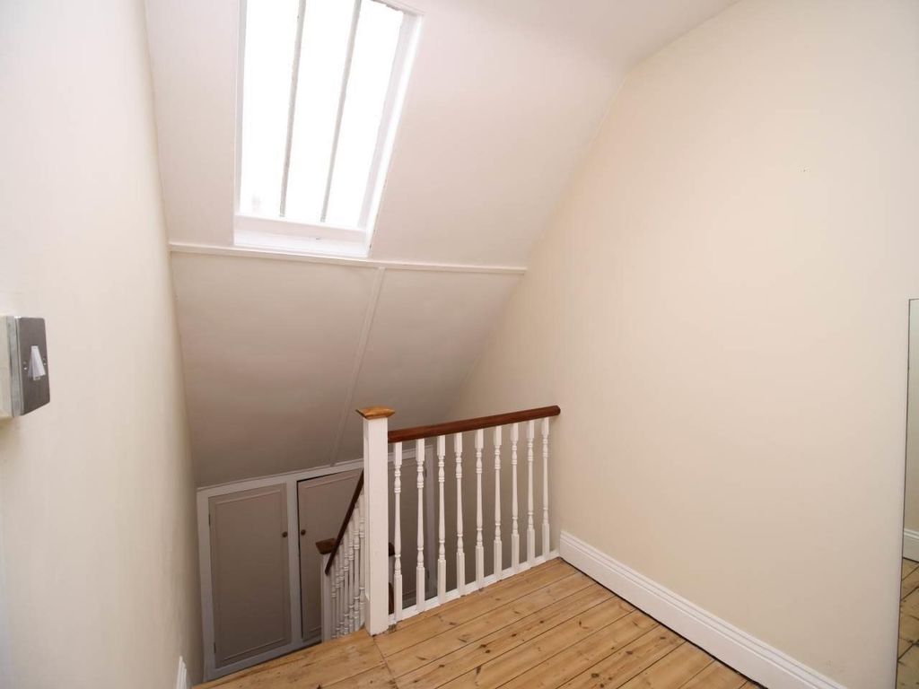 Property photo 3 of 10 Landing 3 - 19A
