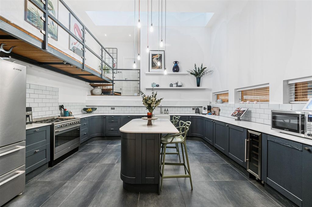 Property photo 2 of 29