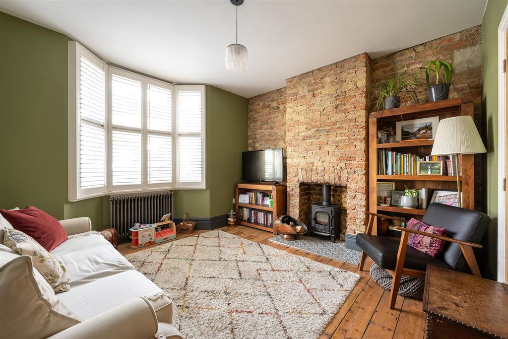 Property photo 2 of 31 Kingsley Road, E17