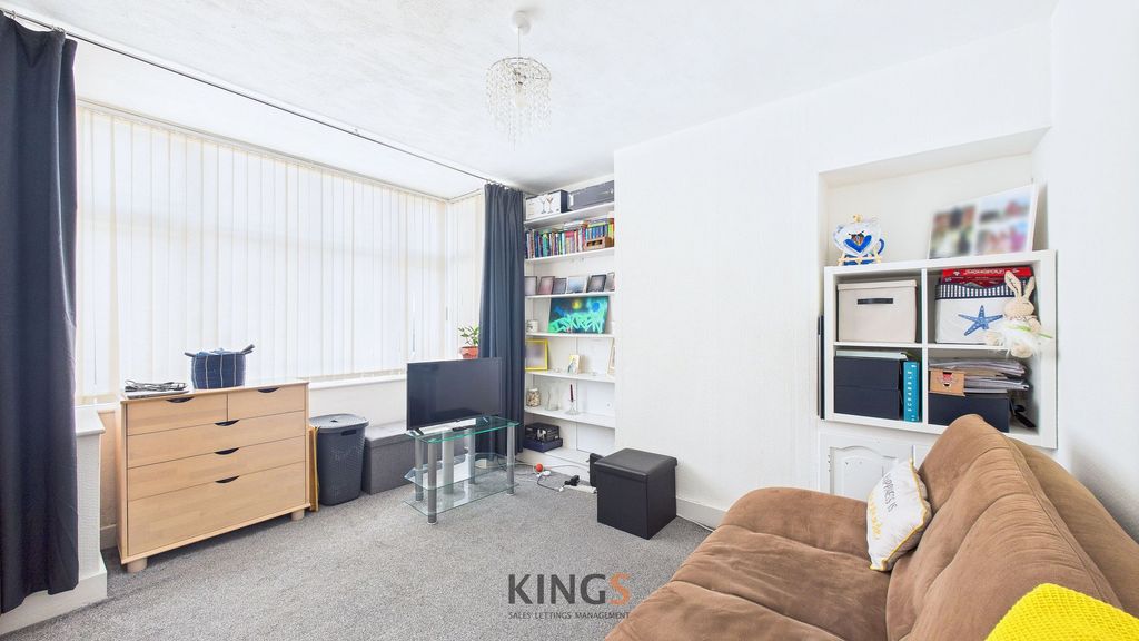 Property photo 2 of 17 Lounge