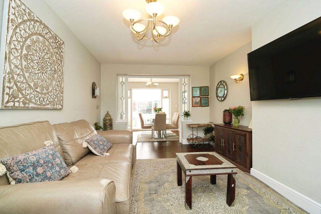Property photo 3 of 20 Lounge