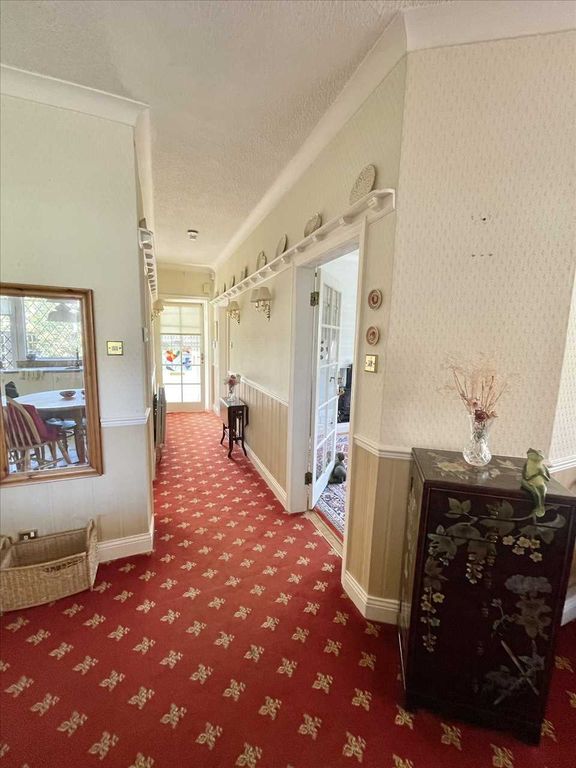 Property photo 3 of 22 Entrance Hall