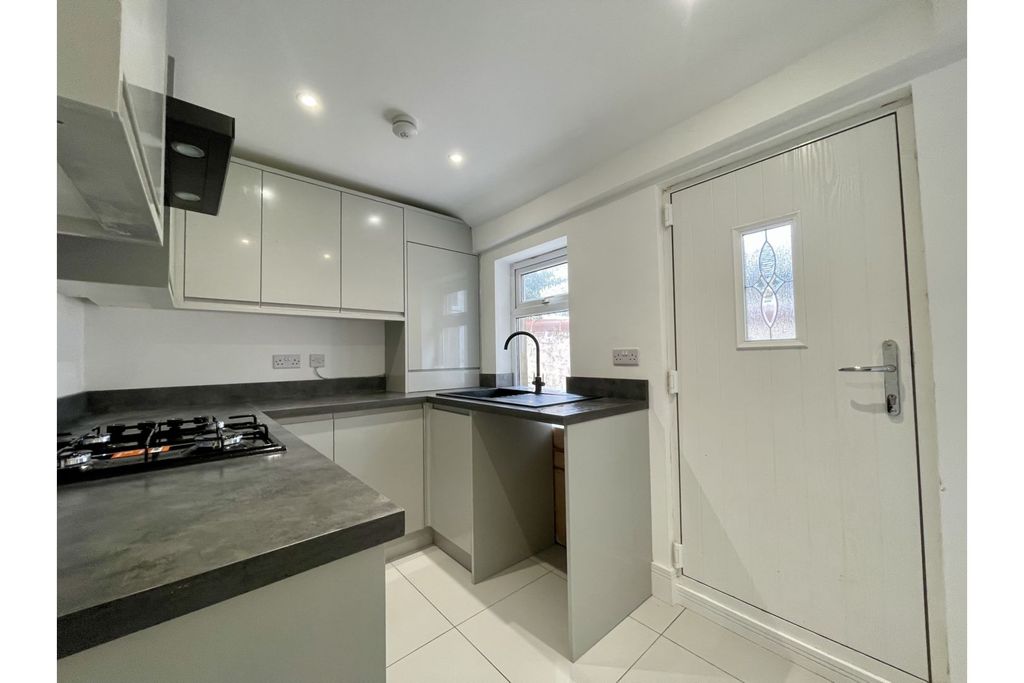 Property photo 3 of 17 Kitchen