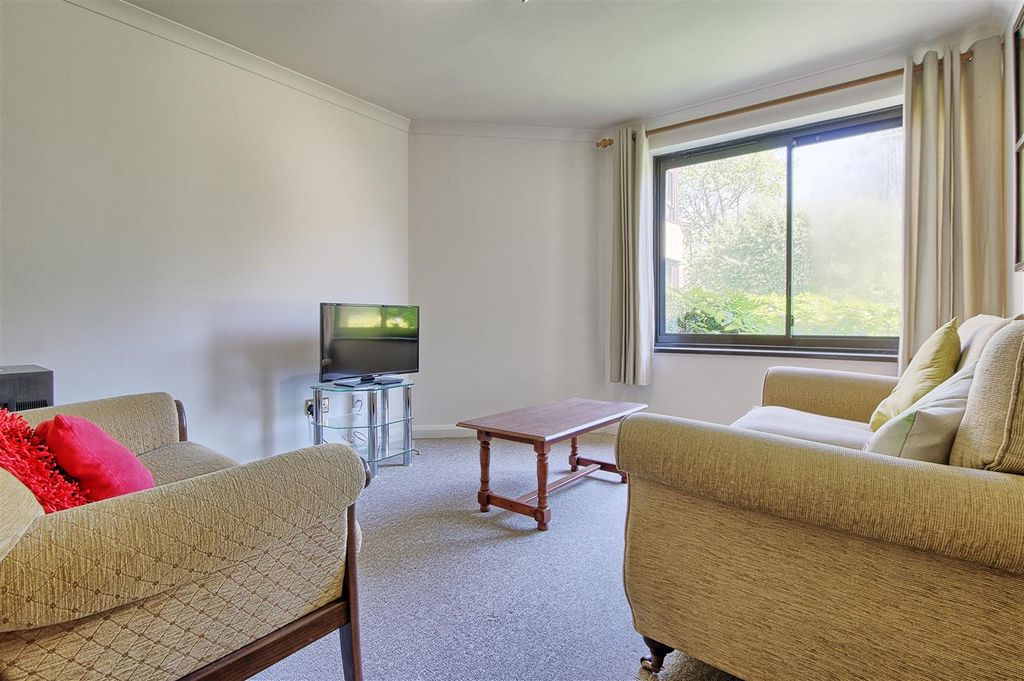 Property photo 3 of 12 Living.Jpg
