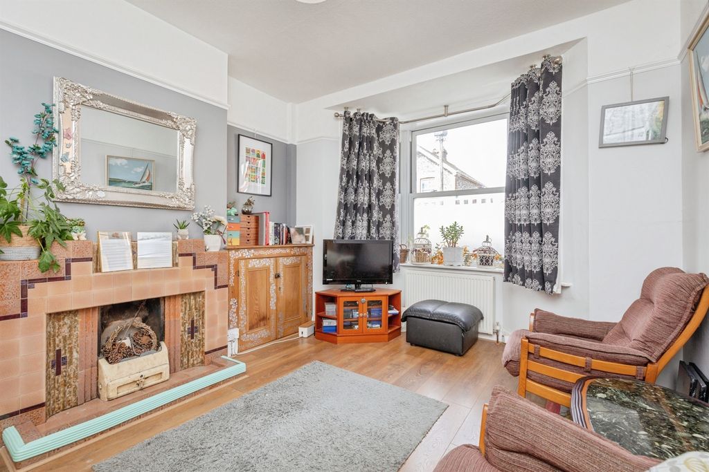 Property photo 3 of 27