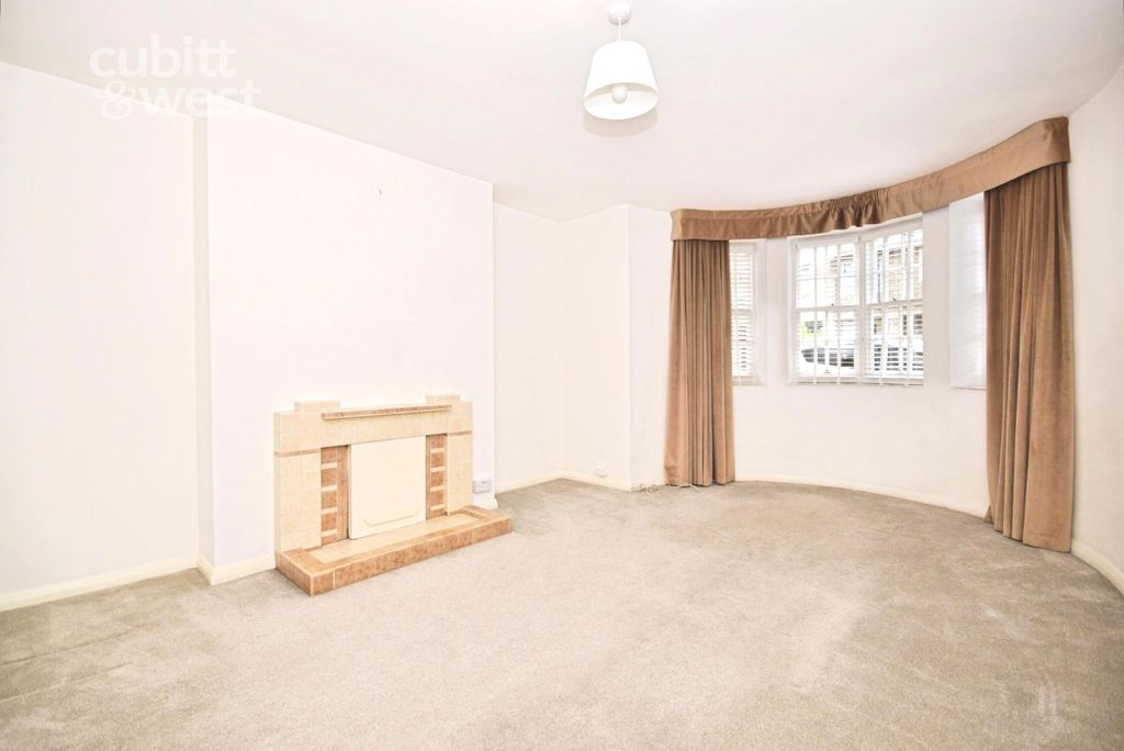 Property photo 3 of 8 Lounge