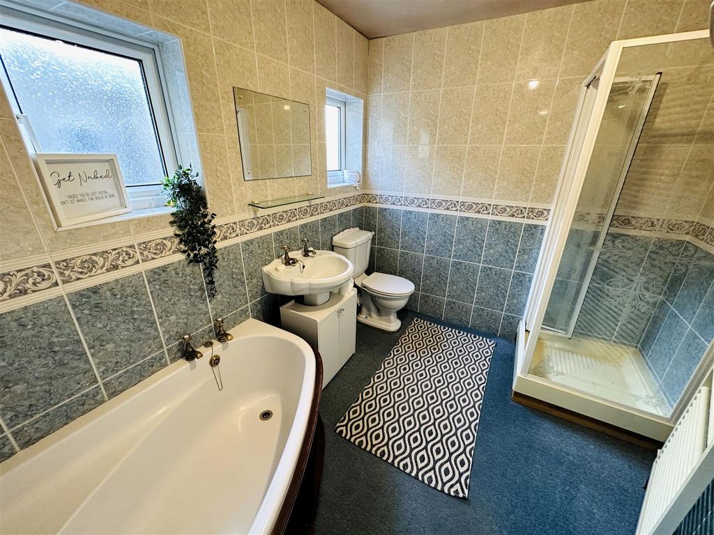 Property photo 3 of 17 Bathroom .Jpg