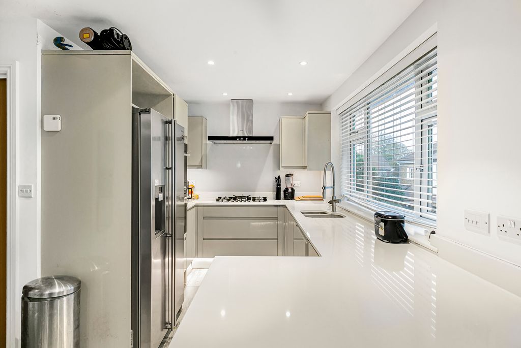 Property photo 3 of 8 Kitchen