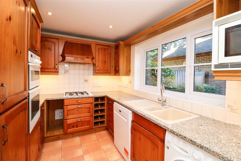 Property photo 3 of 19 Kitchen