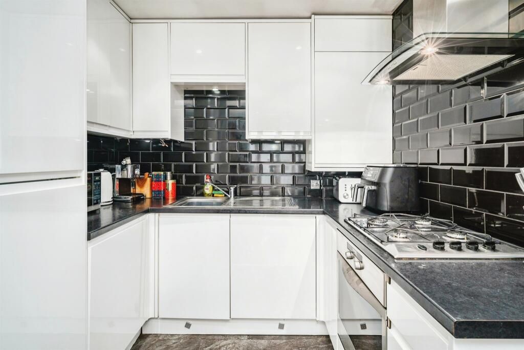 Property photo 3 of 9 Bathroom