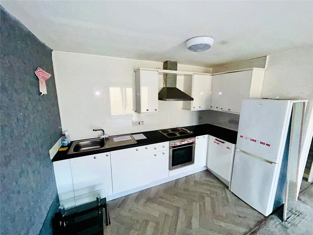 Property photo 3 of 10 Kitchen