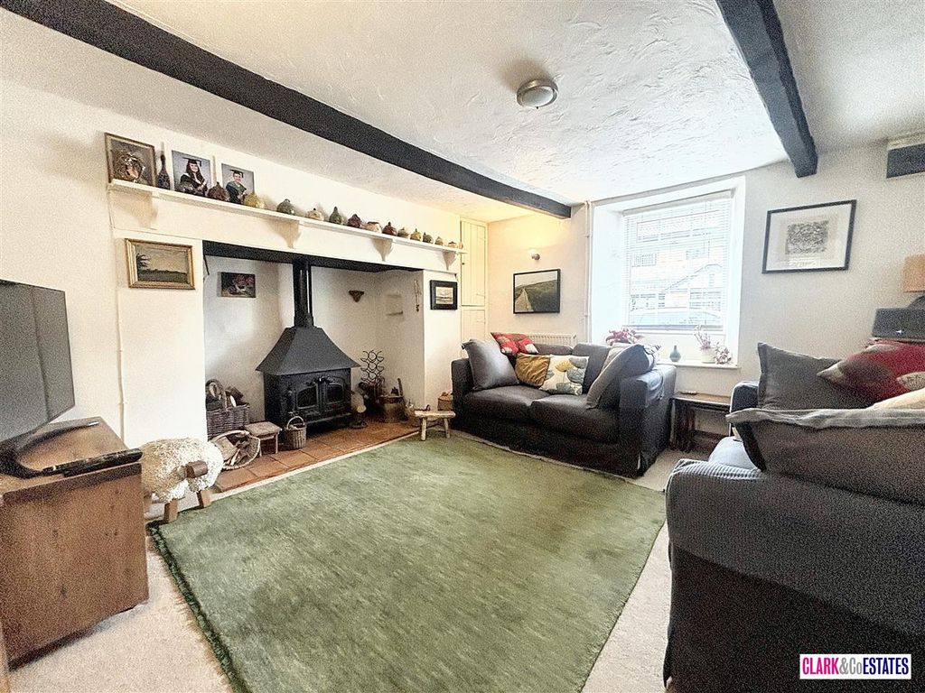 Property photo 3 of 15 Snug