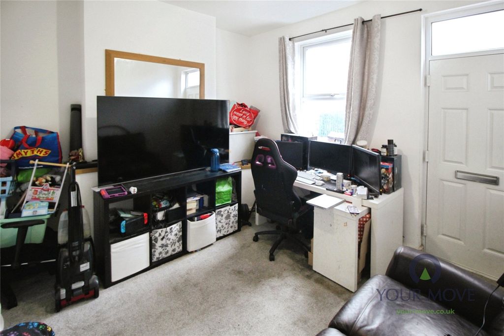 Property photo 3 of 8 Lounge