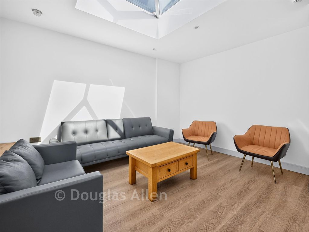 Property photo 3 of 14 Sitting Area