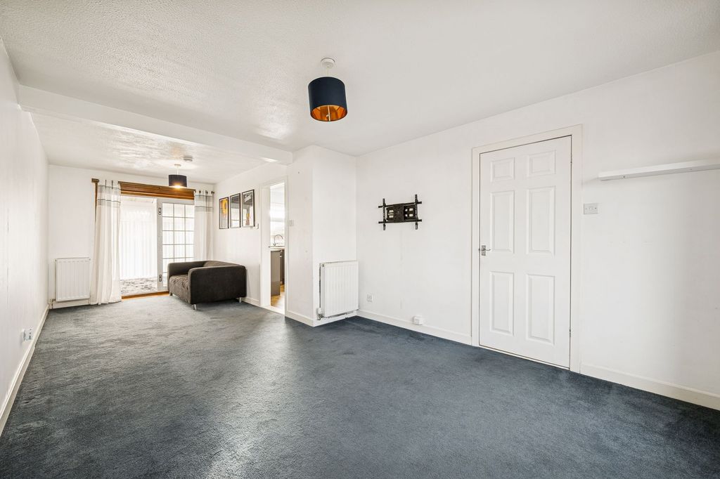 Property photo 2 of 24 Lounge/ Dining Area