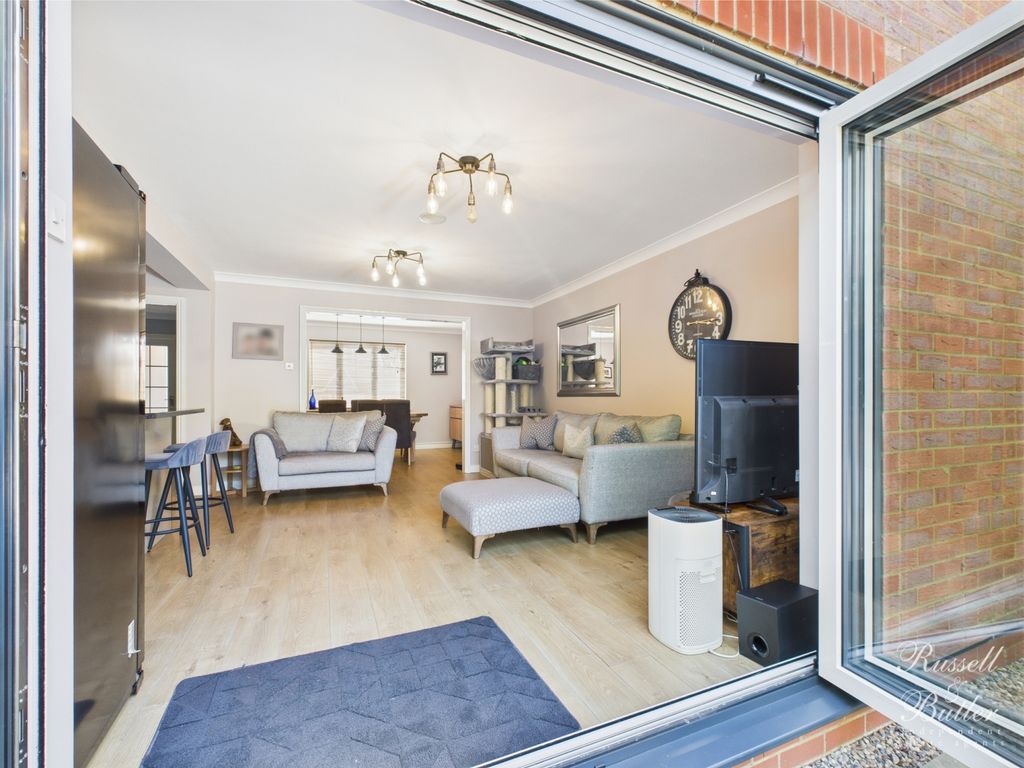 Property photo 3 of 27 Cam01995G0-Pr0295-Still017