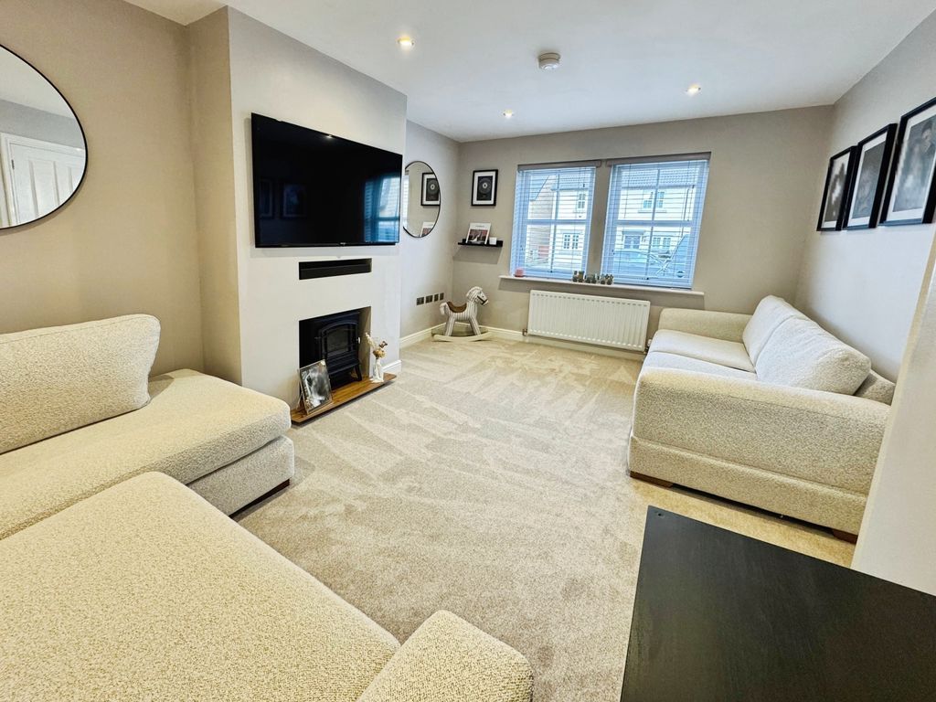 Property photo 3 of 12 Photo 11