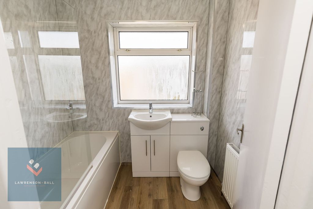 Property photo 3 of 17 Bathroom