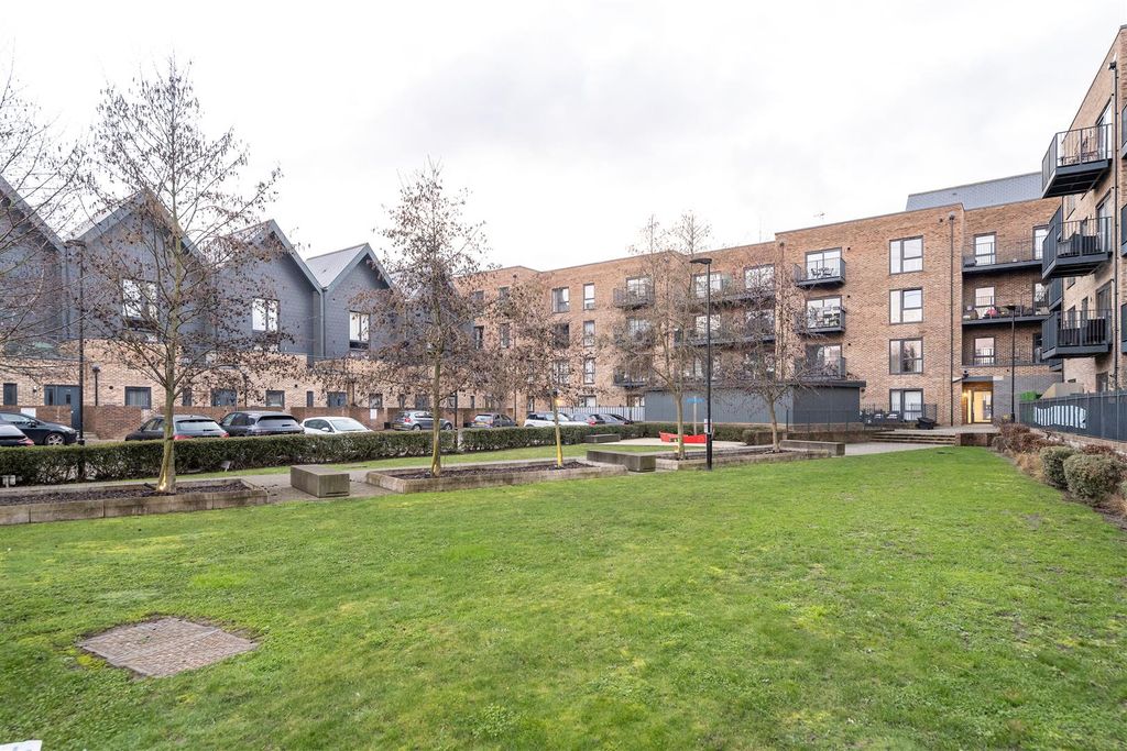 Property photo 2 of 18 Marina Court, En9