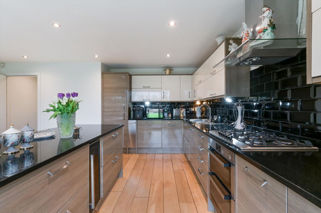 Property photo 2 of 16 Image