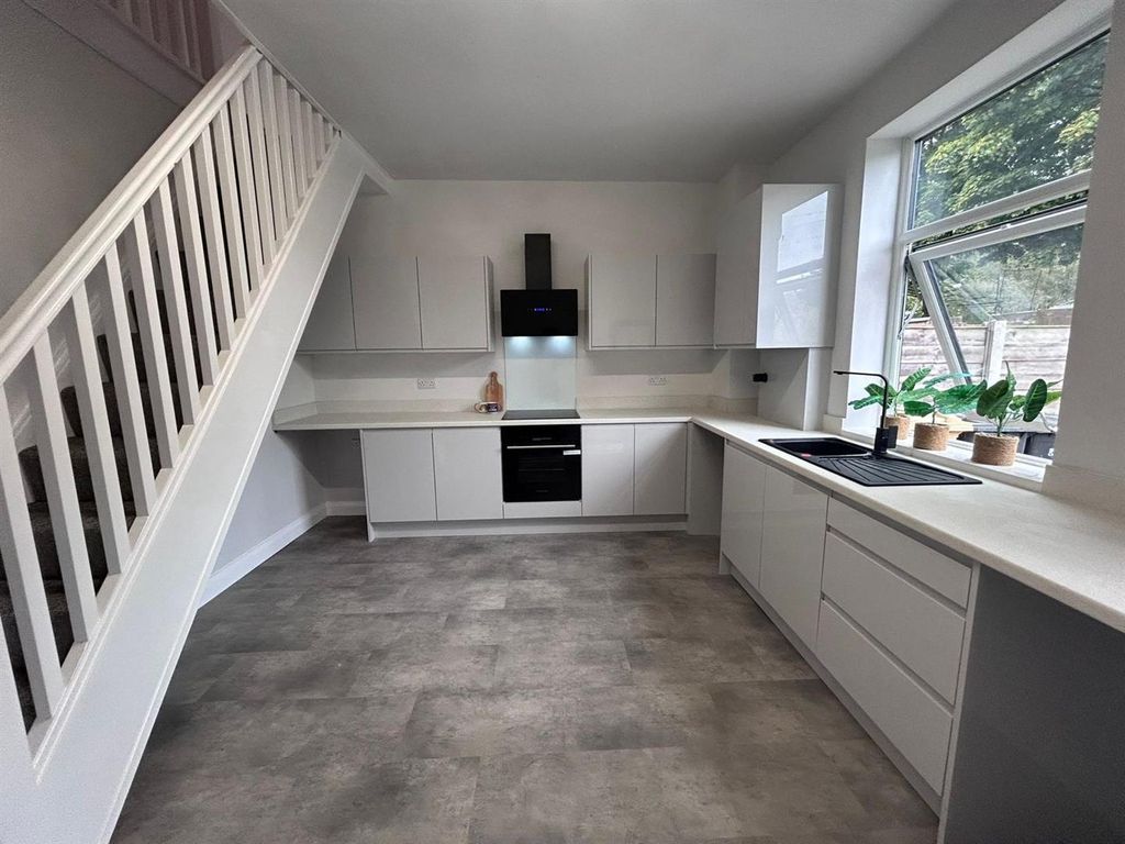 Property photo 2 of 11 Kitchen