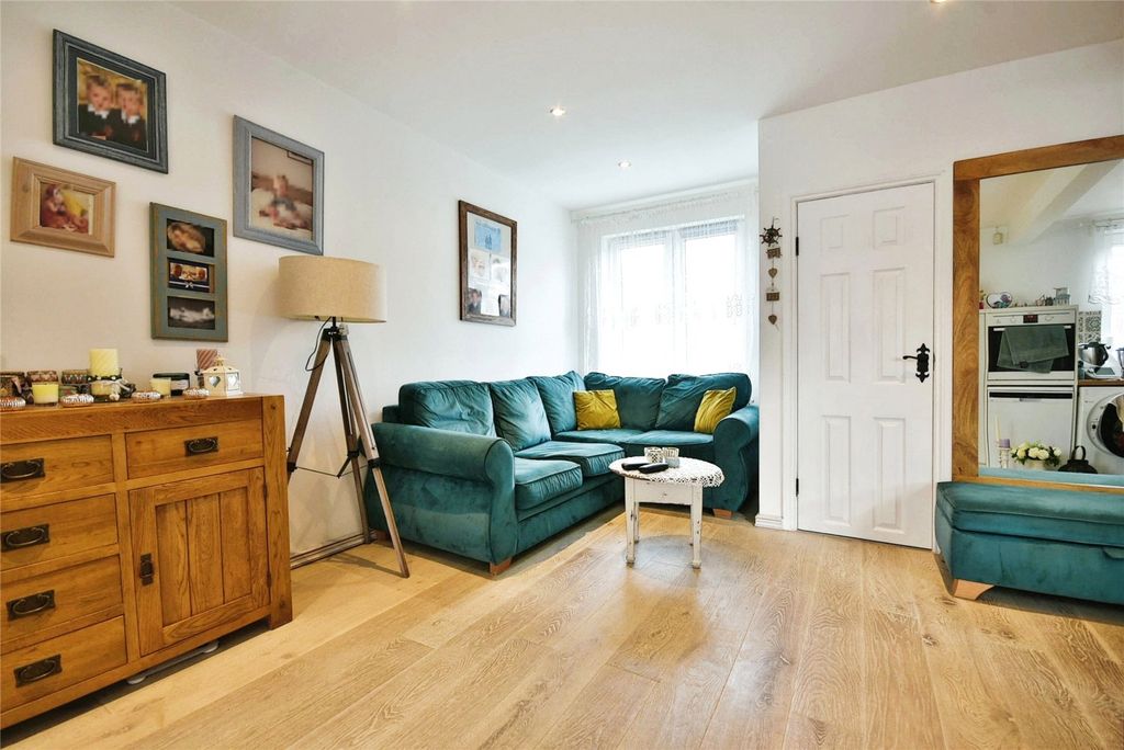 Property photo 3 of 15 Lounge