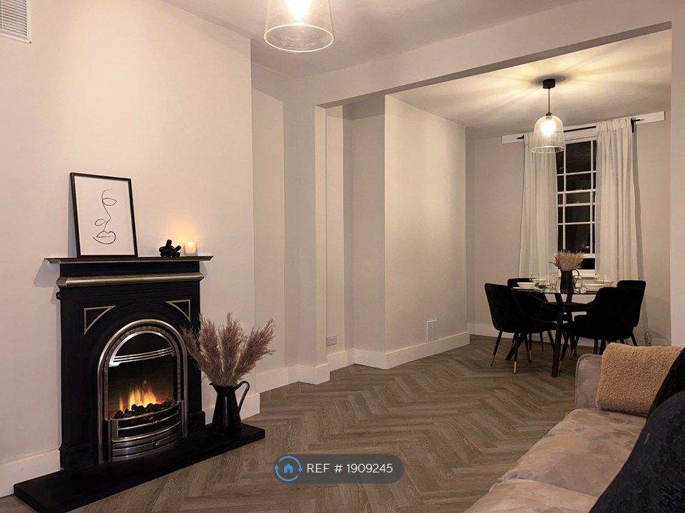 Property photo 1 of 25 Living Room / Dining Room With Electric Fire