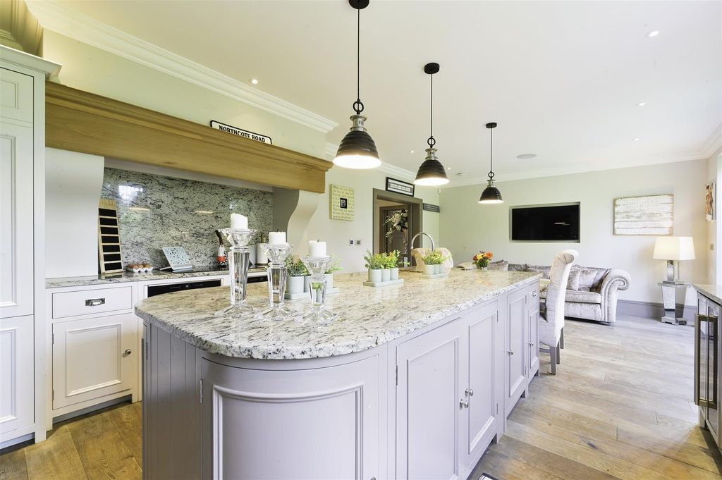 Property photo 2 of 39 Woodcote Park, 12C- (34).Jpg