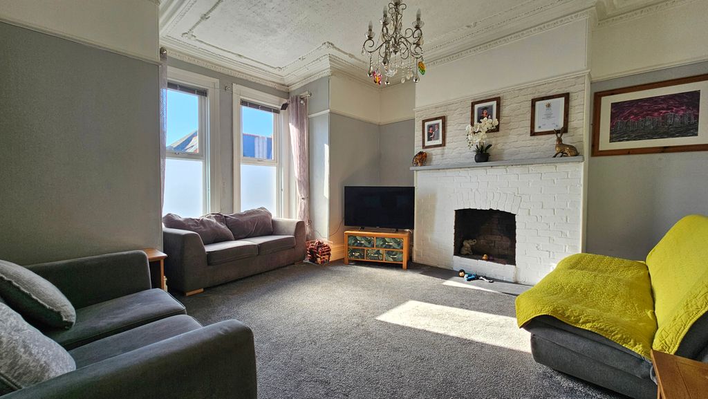 Property photo 2 of 16 Lounge