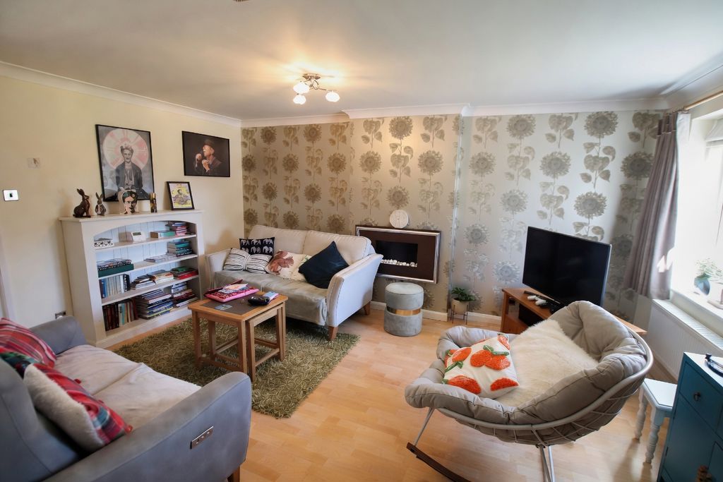 Property photo 3 of 12 Lounge Photo 2