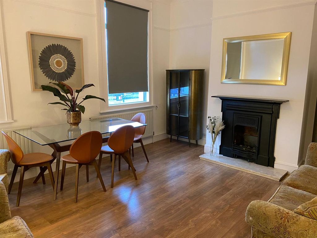 Property photo 1 of 12 Living/Dining Room