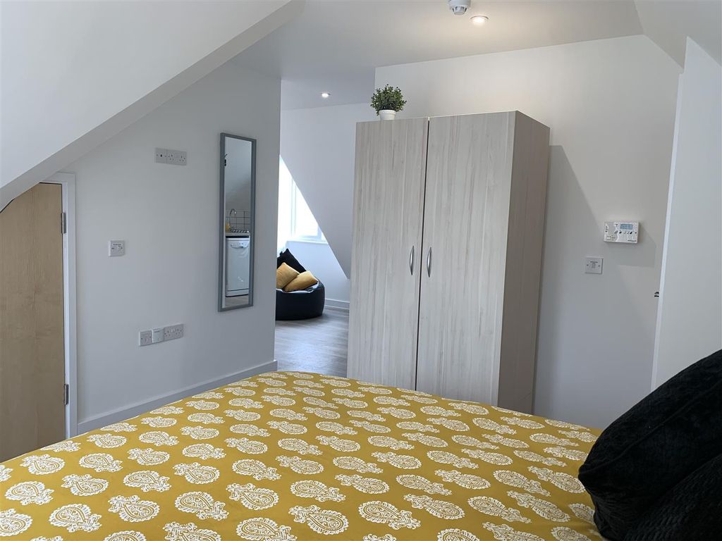 Property photo 2 of 15 Bright Modern Bedroom With Ample Storage Space...