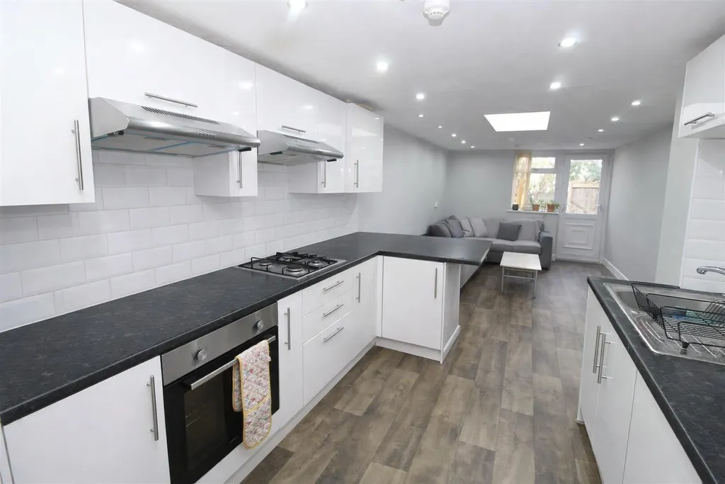 Apartment in Cardiff, Maindy, Cathays - View 3