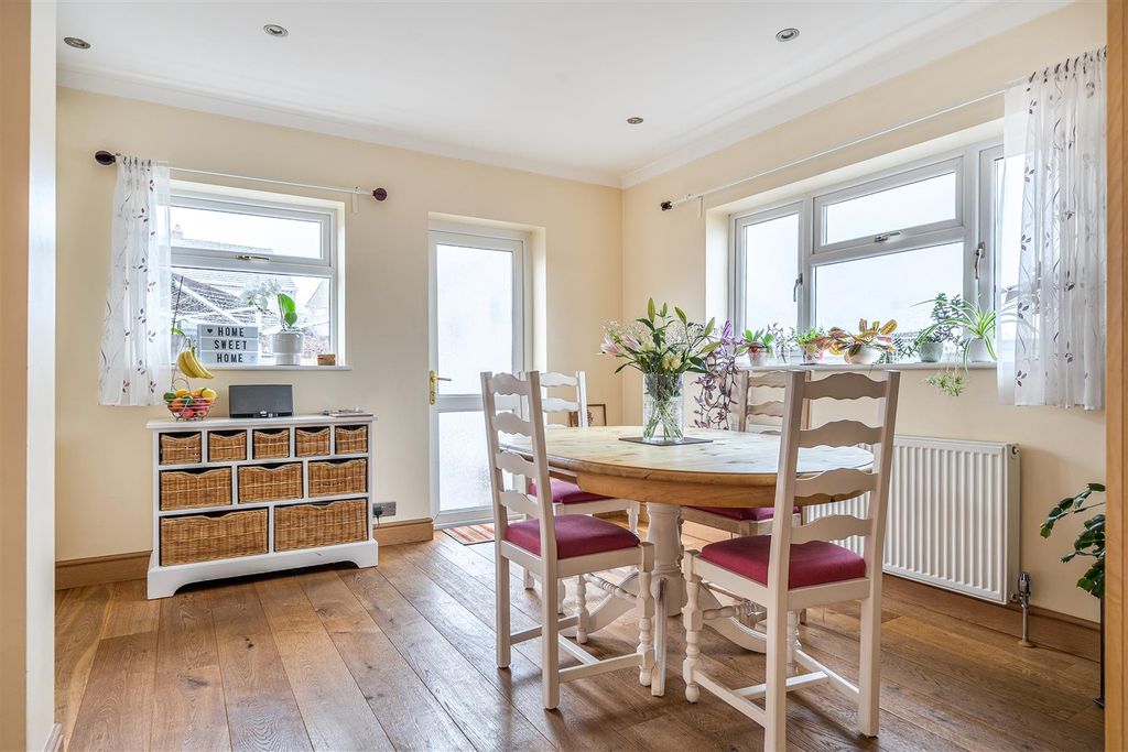 Property photo 3 of 18 1372443-12-6916Fdf75F155.Jpg