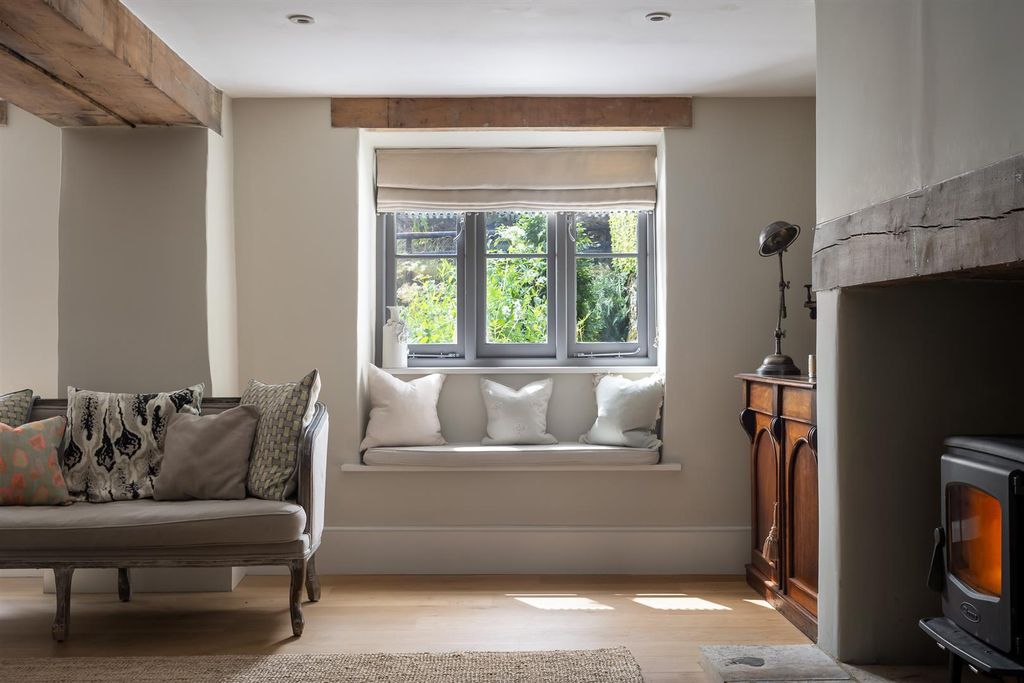 Property photo 3 of 45 29 - Springview - Gl8 8XX - Web.Jpg