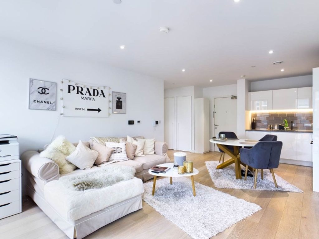 Property photo 1 of 13 Lounge