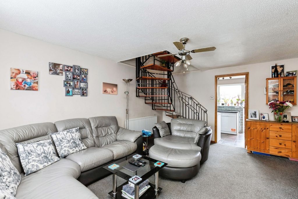 Property photo 2 of 10 Lounge