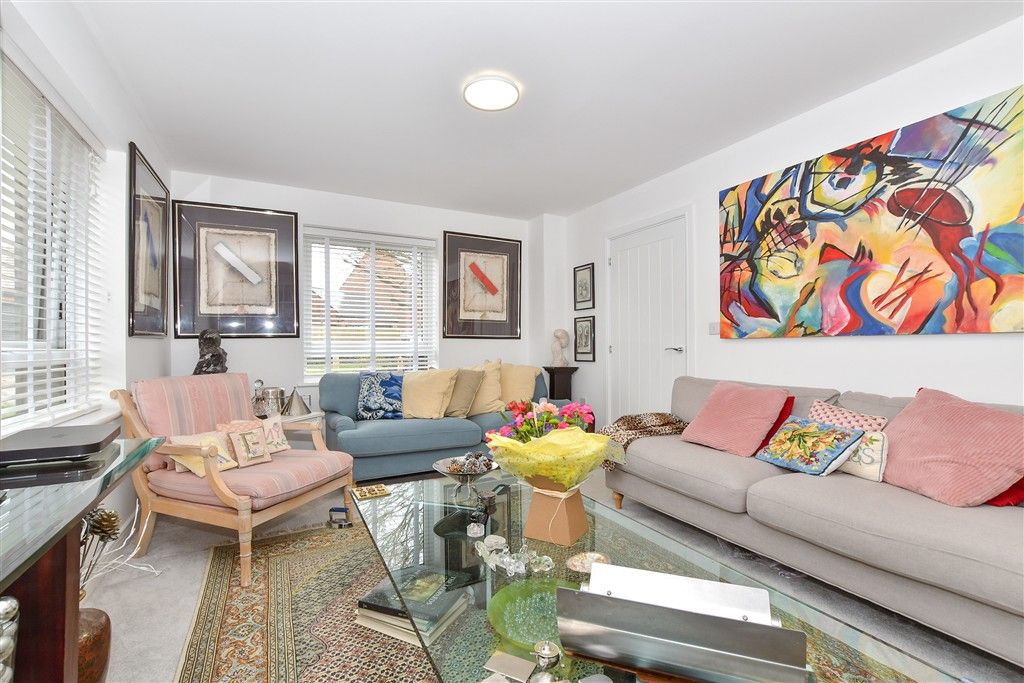 Property photo 3 of 18 Lounge