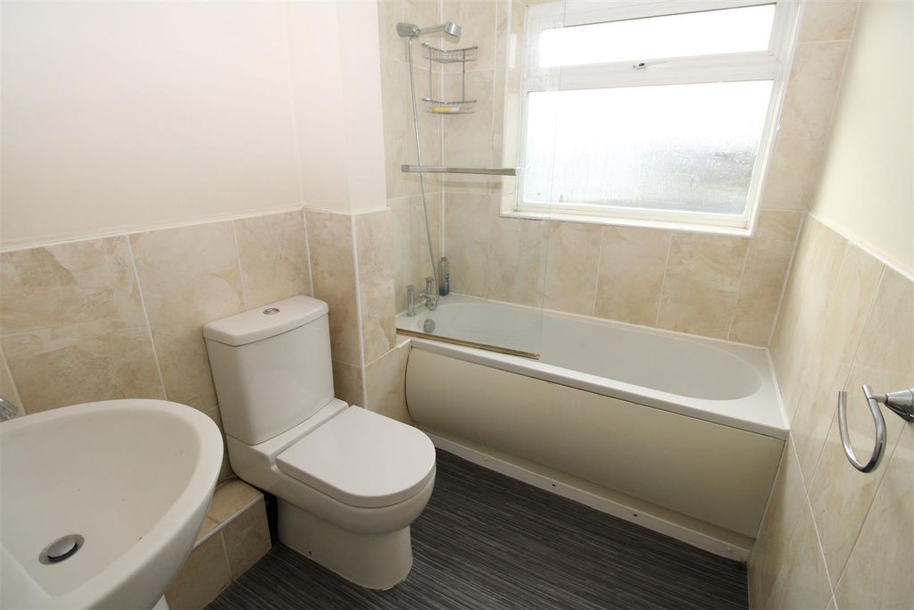 Property photo 3 of 11 Bathroom.Jpg