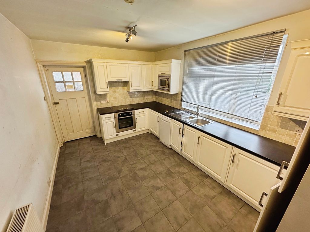Property photo 3 of 6 2 Red House - Kitchen