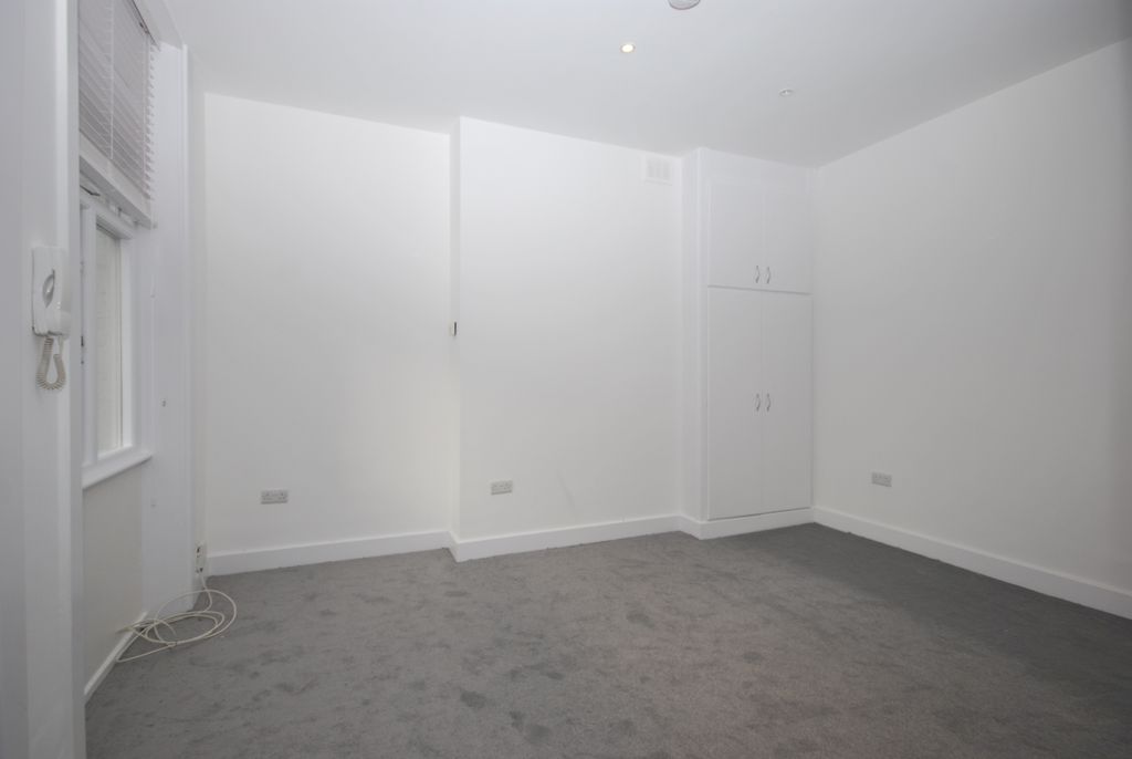 Property photo 3 of 15 Studio