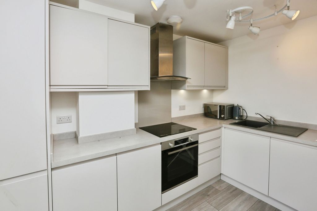 Property photo 3 of 19 Kitchen