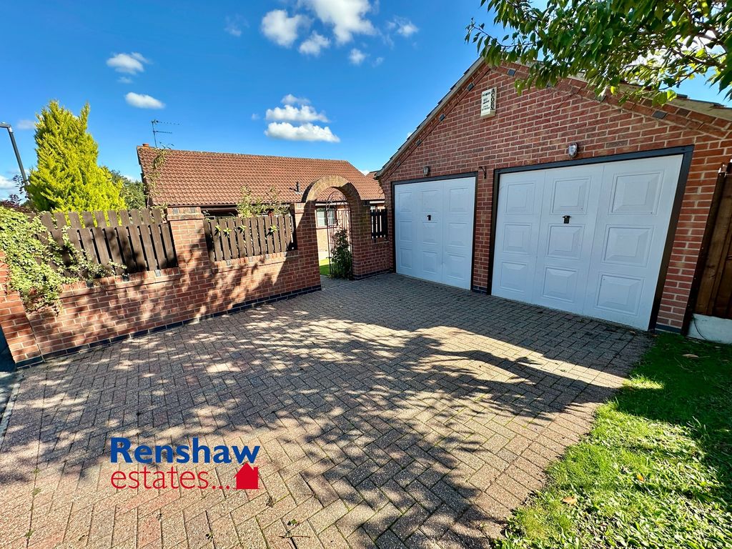 Property photo 1 of 16 Garages (3)