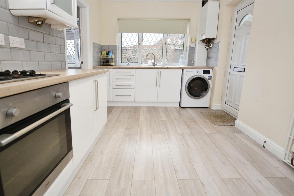 Property photo 3 of 12 Kitchen