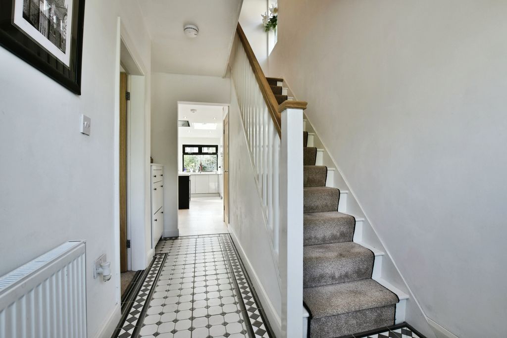 Property photo 2 of 19 Entrance Hall