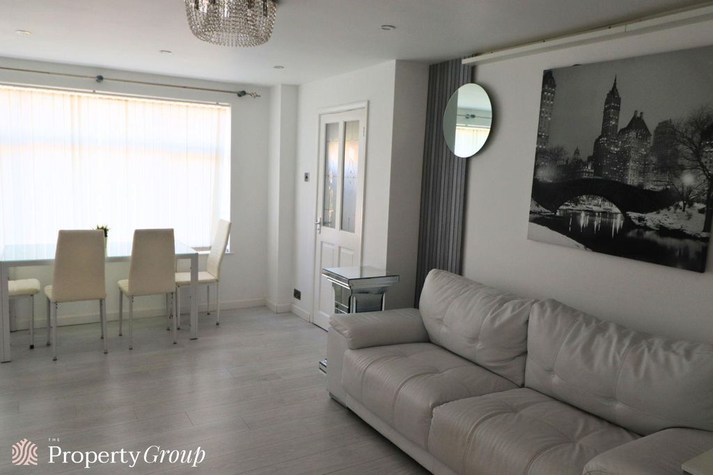 Property photo 3 of 8 Handley Close 12 (3).Jpg