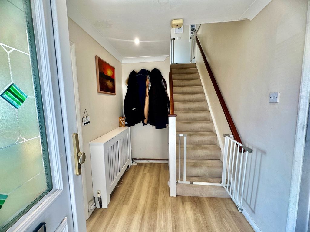 Property photo 2 of 11 Hallway