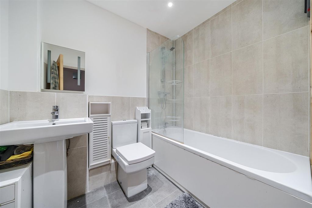 Property photo 3 of 11 Bathroom